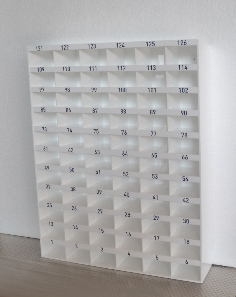 casellario con numeri in plexiglass
